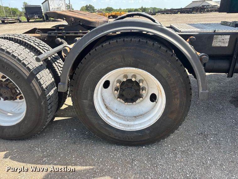 image for item NA9512 2000 International 9200i semi truck