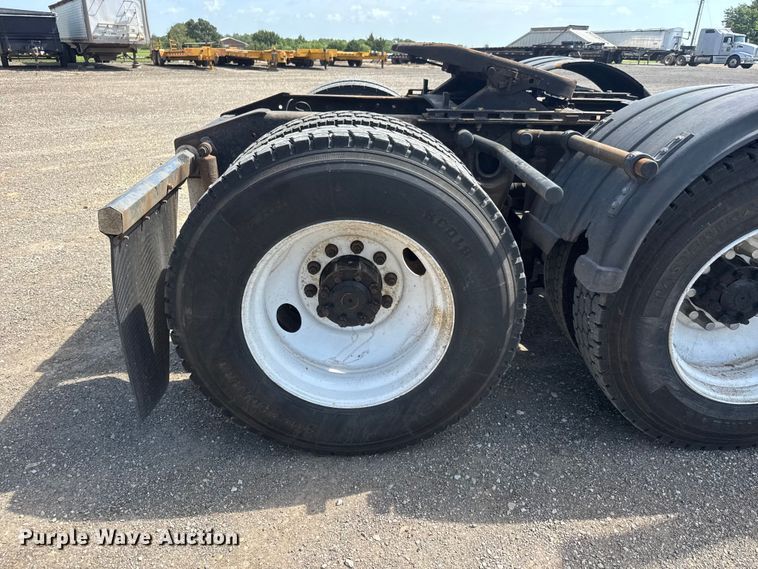image for item NA9512 2000 International 9200i semi truck