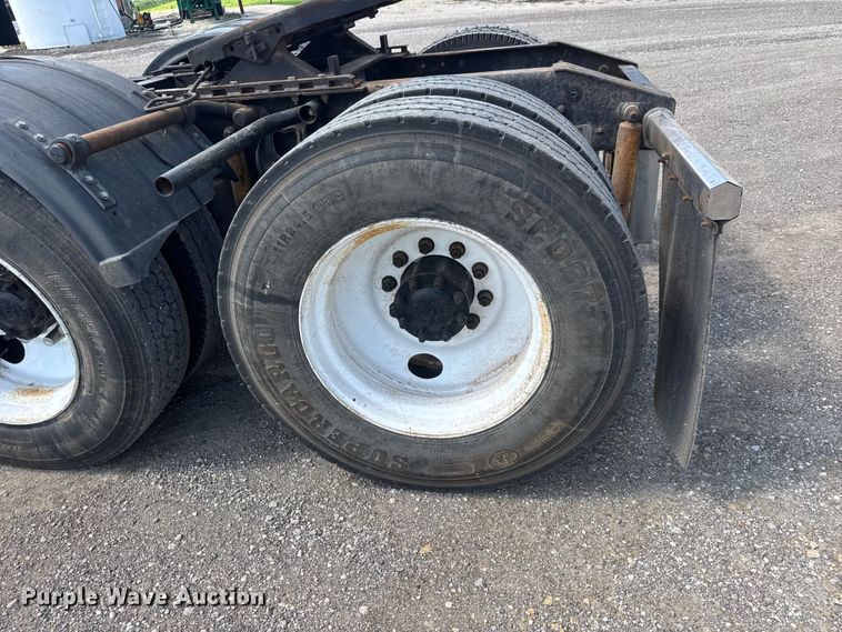 image for item NA9512 2000 International 9200i semi truck