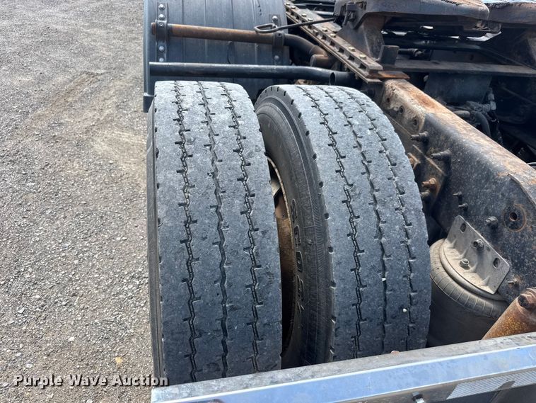 image for item NA9512 2000 International 9200i semi truck