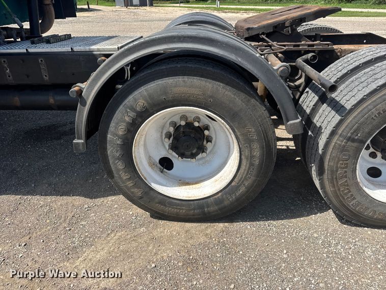 image for item NA9512 2000 International 9200i semi truck
