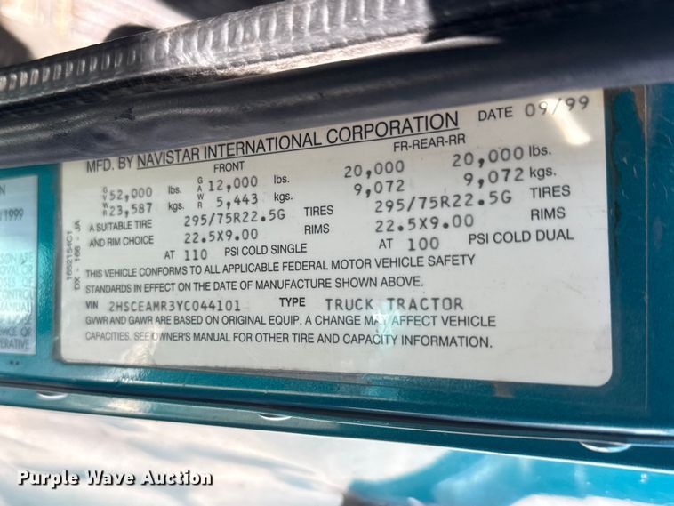 image for item NA9512 2000 International 9200i semi truck