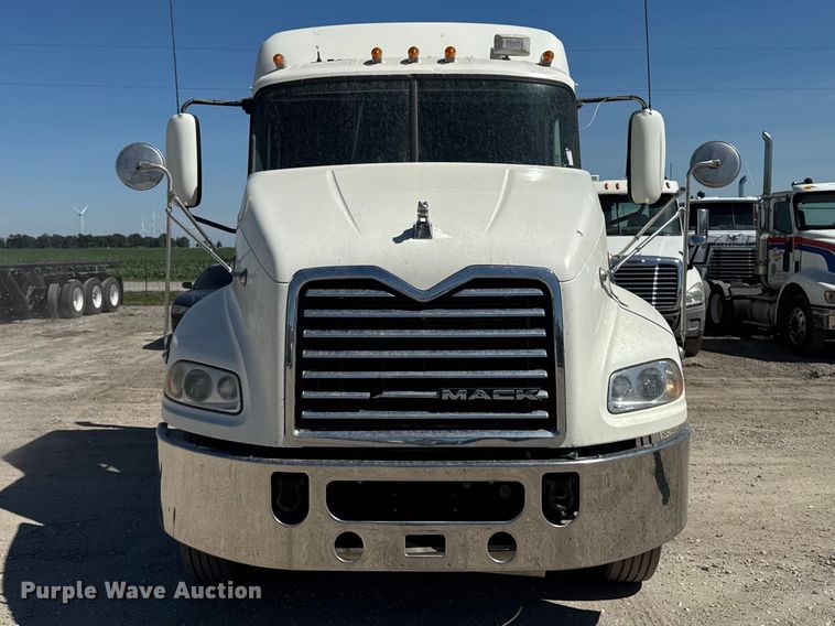 image for item OE9604 2015 Mack CXU semi truck