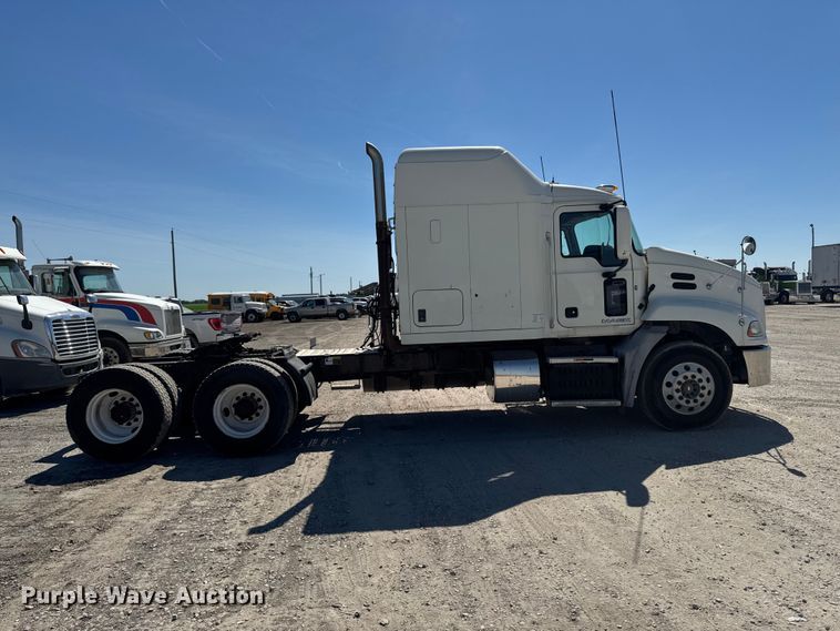 image for item OE9604 2015 Mack CXU semi truck
