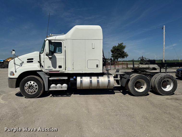 image for item OE9604 2015 Mack CXU semi truck