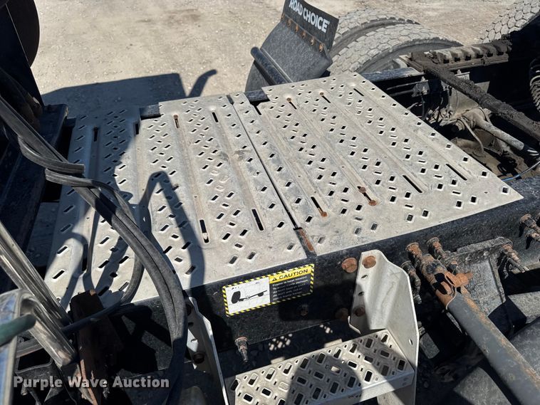 image for item OE9604 2015 Mack CXU semi truck
