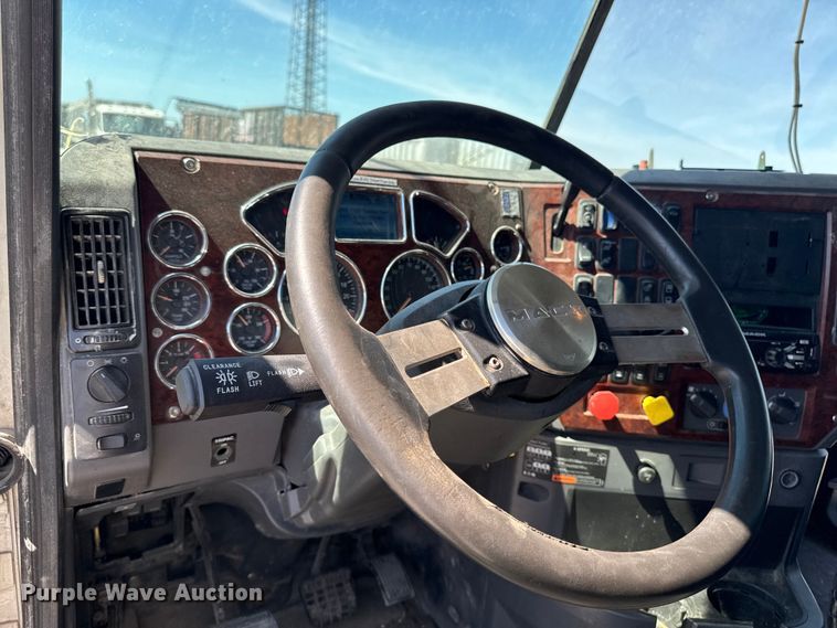 image for item OE9604 2015 Mack CXU semi truck