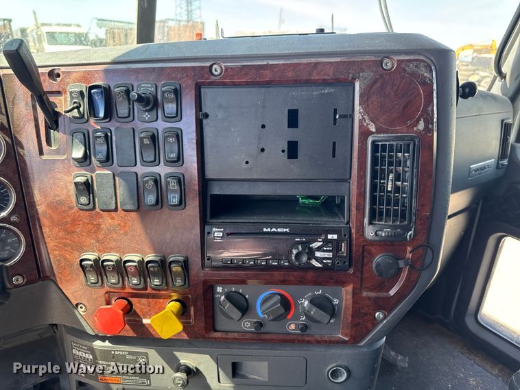 image for item OE9604 2015 Mack CXU semi truck