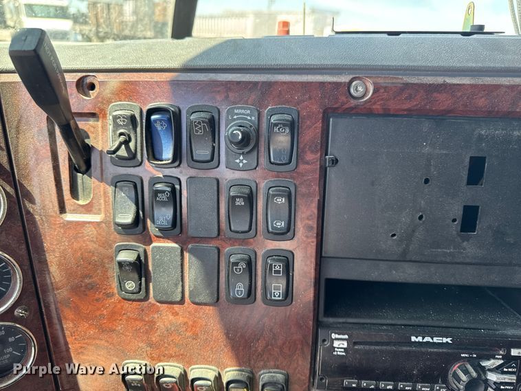 image for item OE9604 2015 Mack CXU semi truck