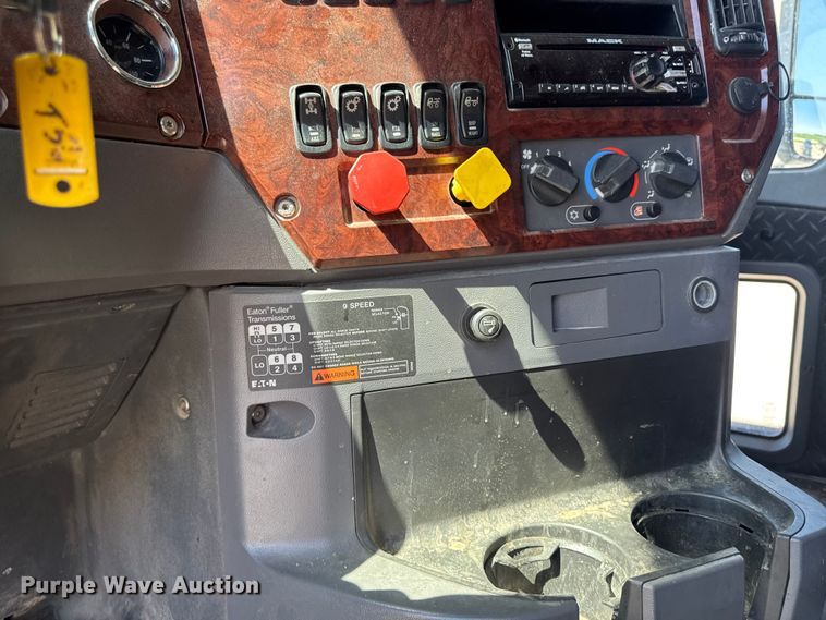 image for item OE9604 2015 Mack CXU semi truck