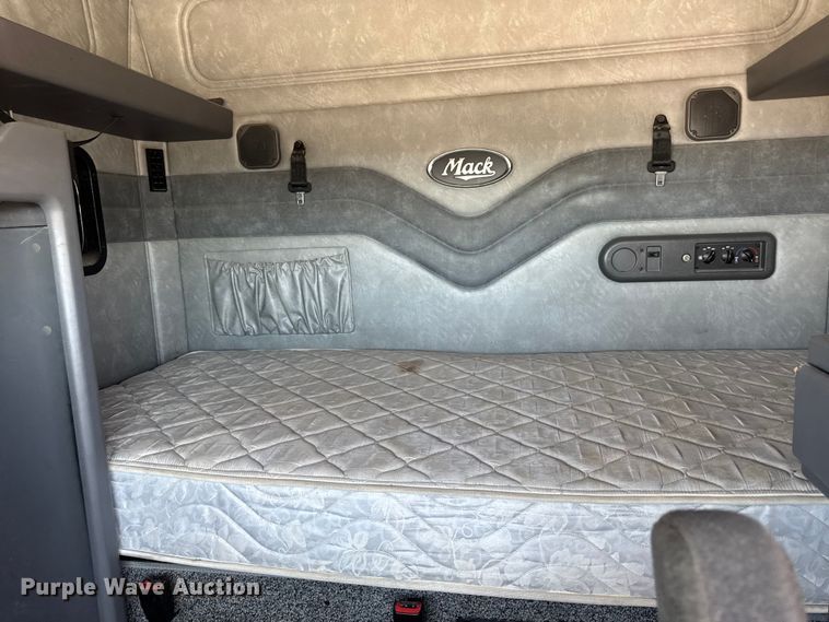 image for item OE9604 2015 Mack CXU semi truck