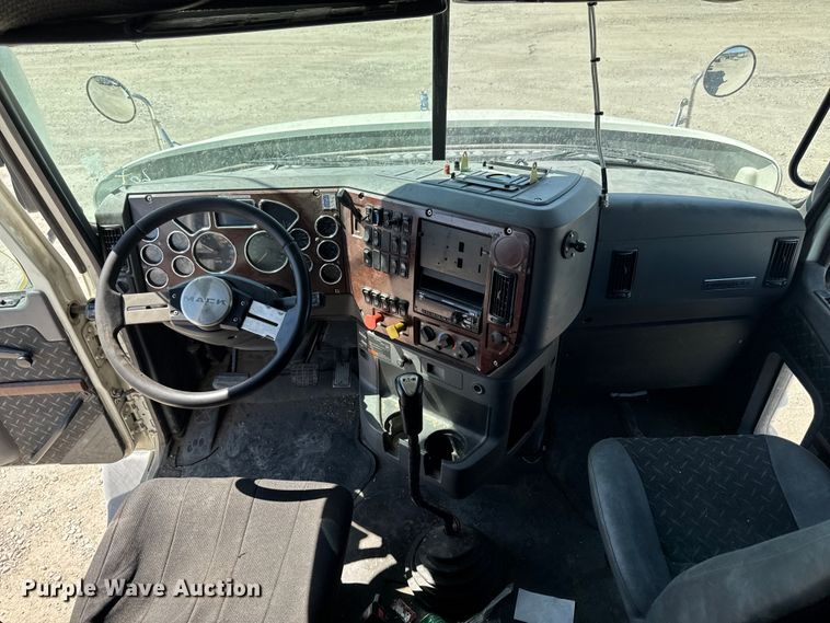 image for item OE9604 2015 Mack CXU semi truck
