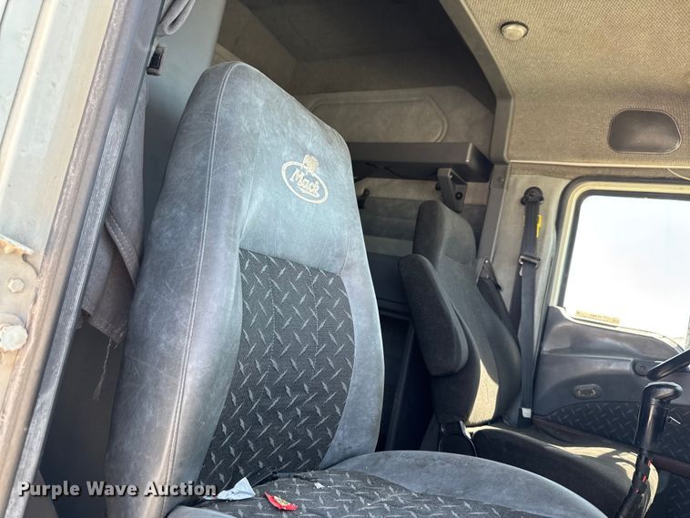 image for item OE9604 2015 Mack CXU semi truck
