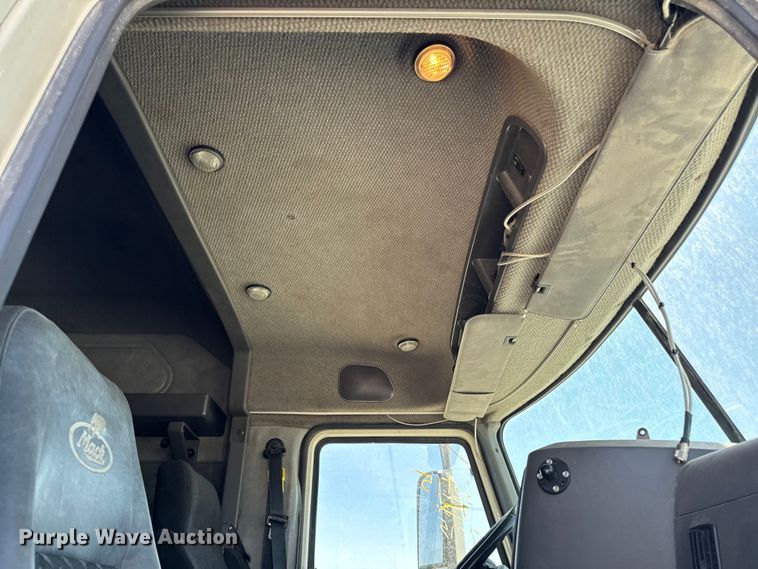 image for item OE9604 2015 Mack CXU semi truck
