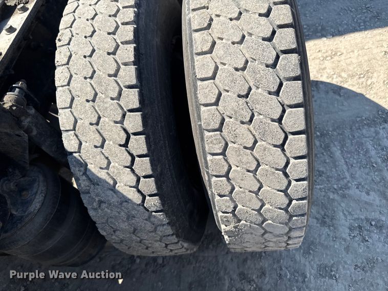 image for item OE9604 2015 Mack CXU semi truck
