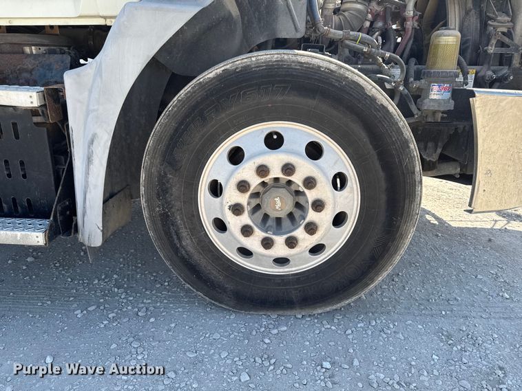 image for item OE9604 2015 Mack CXU semi truck