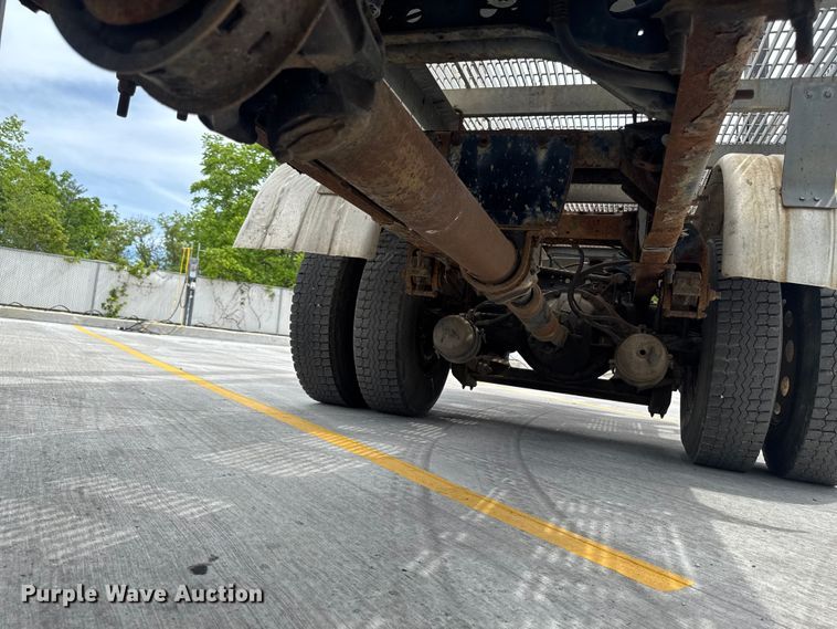 image for item OE9613 1999 Peterbilt 330 flatbed truck