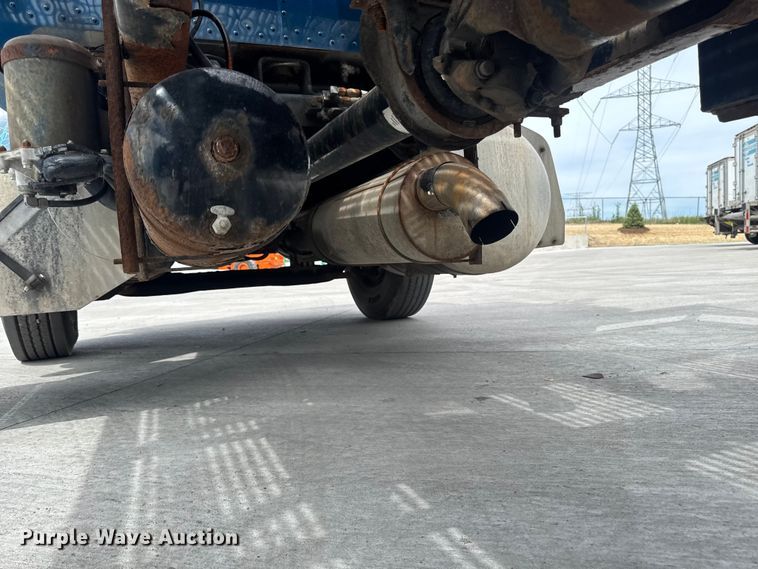 image for item OE9613 1999 Peterbilt 330 flatbed truck