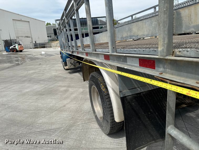 image for item OE9613 1999 Peterbilt 330 flatbed truck