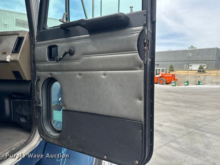 image for item OE9613 1999 Peterbilt 330 flatbed truck