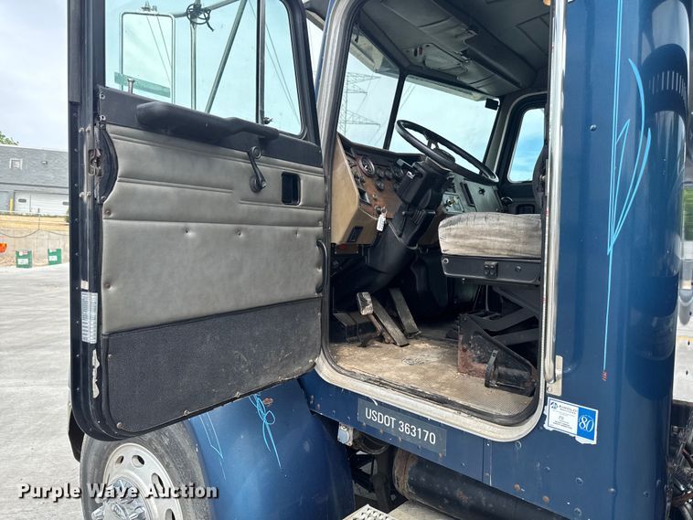 image for item OE9613 1999 Peterbilt 330 flatbed truck