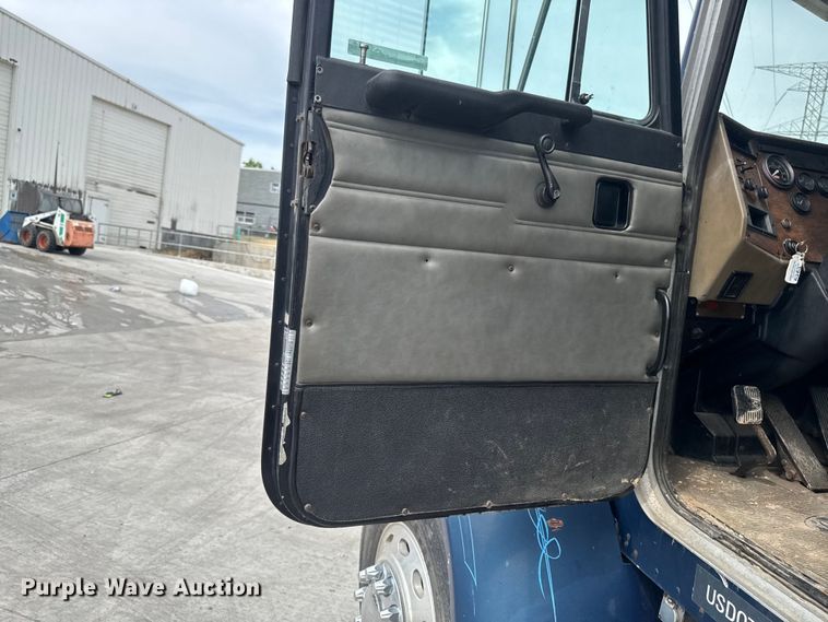 image for item OE9613 1999 Peterbilt 330 flatbed truck