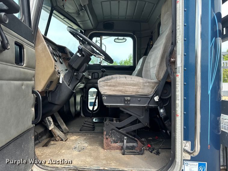 image for item OE9613 1999 Peterbilt 330 flatbed truck