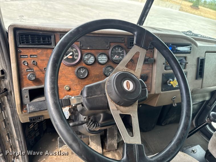 image for item OE9613 1999 Peterbilt 330 flatbed truck