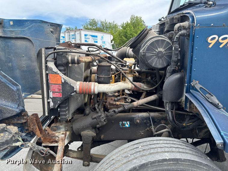 image for item OE9613 1999 Peterbilt 330 flatbed truck