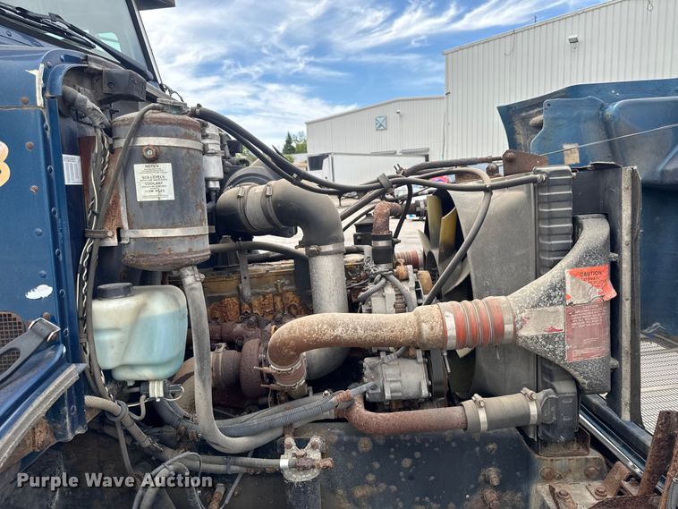 image for item OE9613 1999 Peterbilt 330 flatbed truck