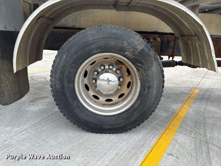 image for item OE9613 1999 Peterbilt 330 flatbed truck