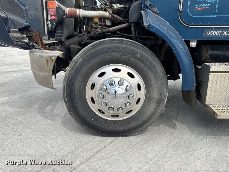 image for item OE9613 1999 Peterbilt 330 flatbed truck