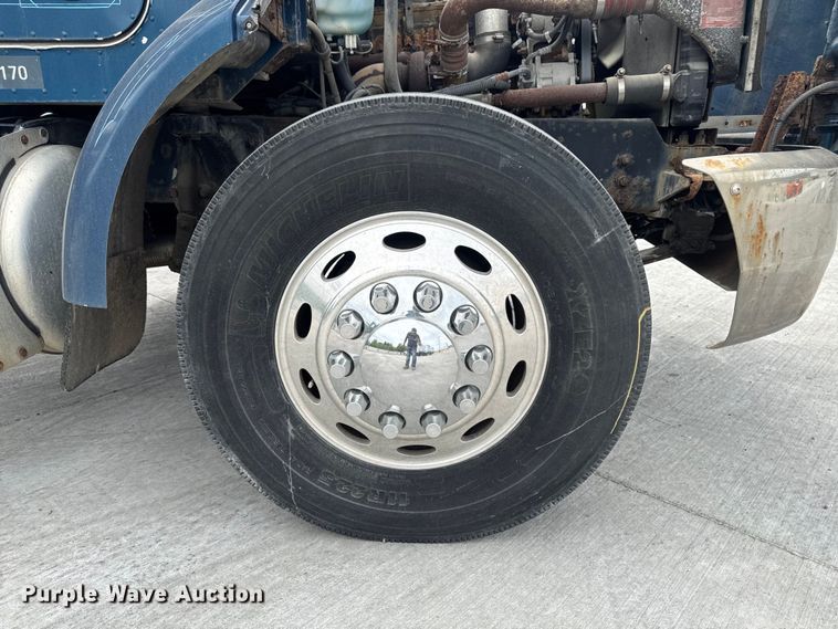 image for item OE9613 1999 Peterbilt 330 flatbed truck