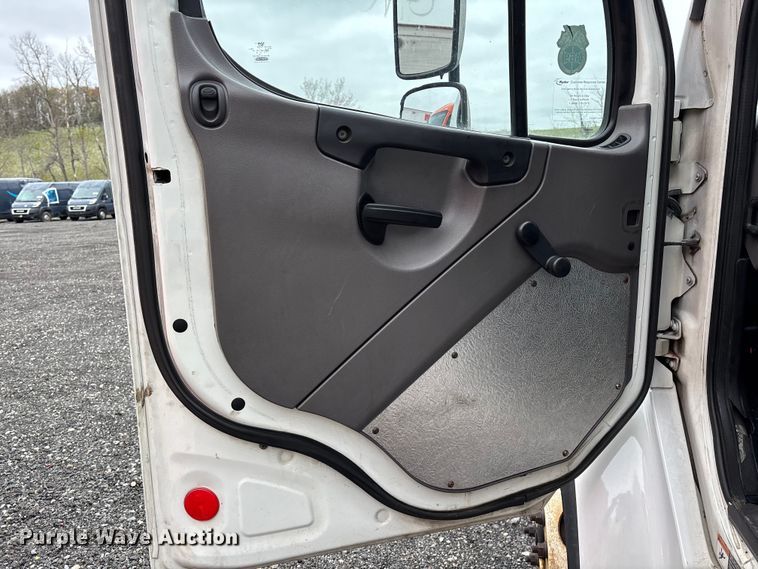 image for item YA1512 2015 Freightliner Business Class M2 box truck