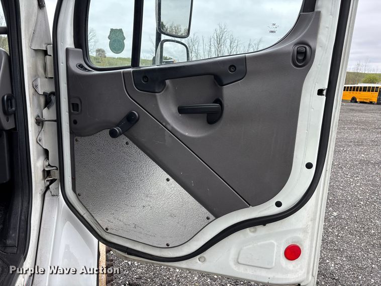 image for item YA1512 2015 Freightliner Business Class M2 box truck