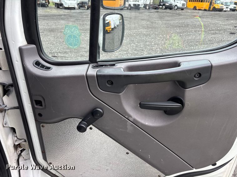 image for item YA1512 2015 Freightliner Business Class M2 box truck