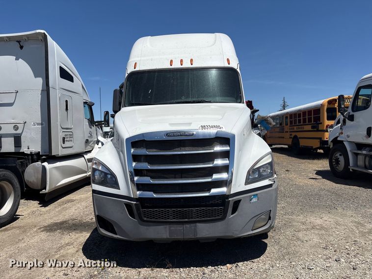image for item YA1864 2020 Freightliner Cascadia semi truck