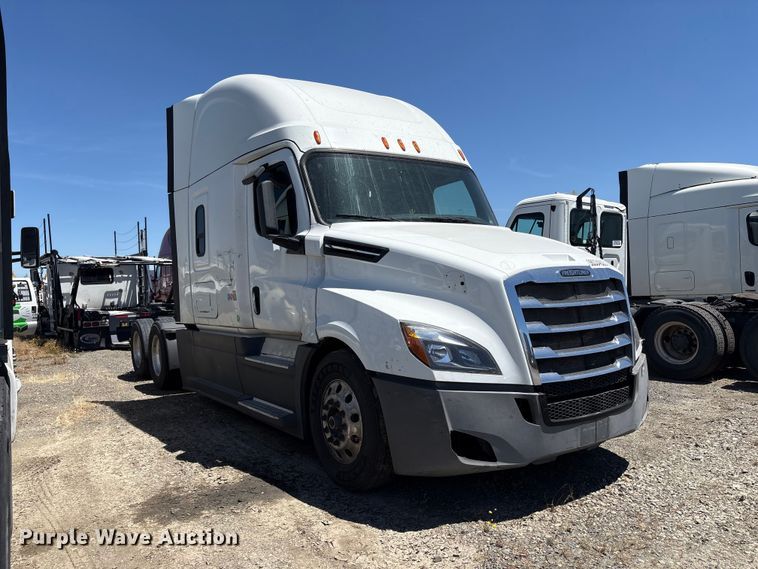 image for item YA1864 2020 Freightliner Cascadia semi truck