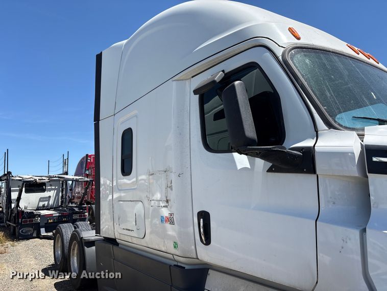 image for item YA1864 2020 Freightliner Cascadia semi truck