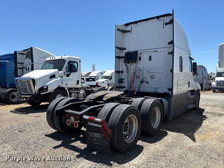 image for item YA1864 2020 Freightliner Cascadia semi truck