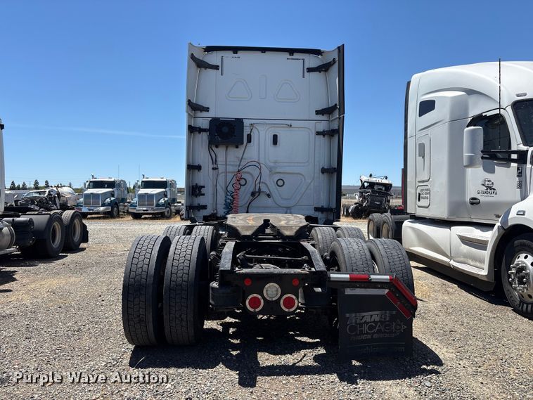 image for item YA1864 2020 Freightliner Cascadia semi truck
