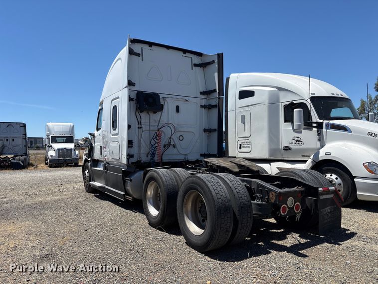 image for item YA1864 2020 Freightliner Cascadia semi truck