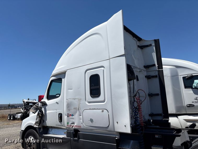 image for item YA1864 2020 Freightliner Cascadia semi truck