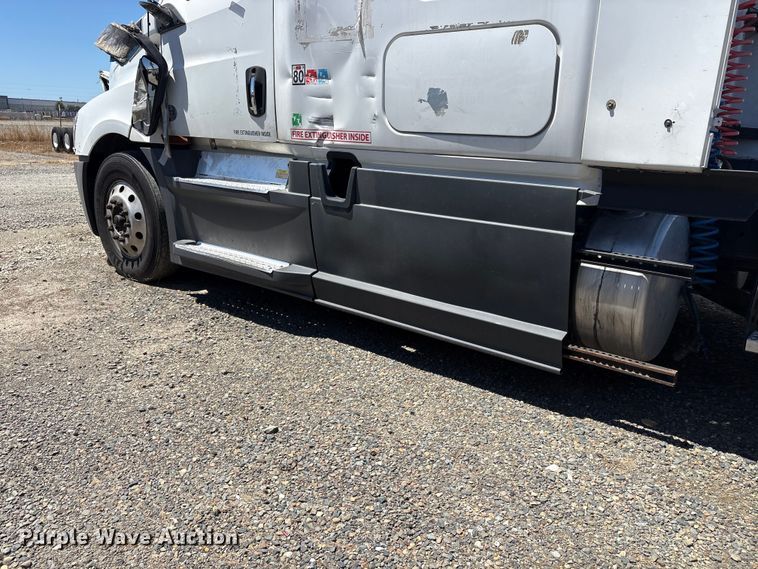 image for item YA1864 2020 Freightliner Cascadia semi truck
