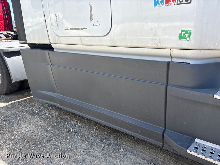 image for item YA1864 2020 Freightliner Cascadia semi truck