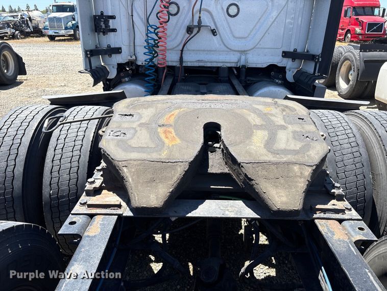 image for item YA1864 2020 Freightliner Cascadia semi truck