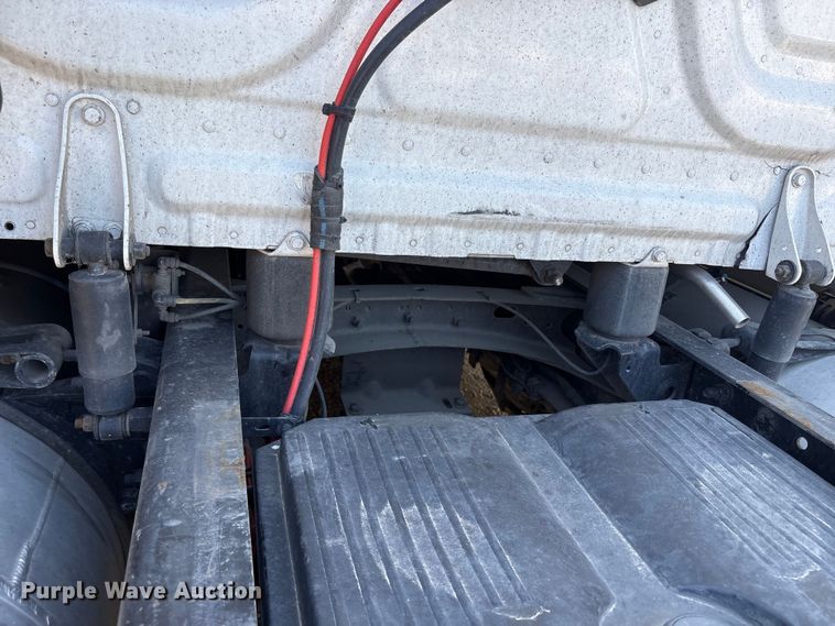 image for item YA1864 2020 Freightliner Cascadia semi truck