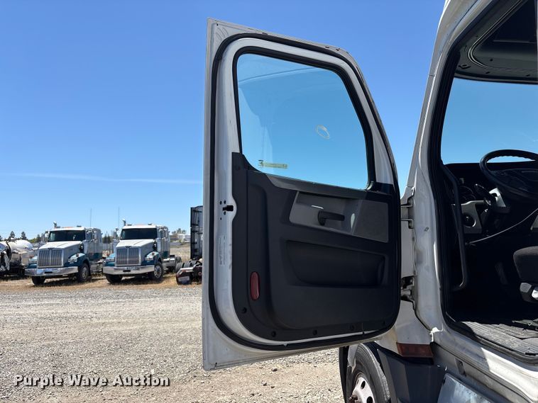 image for item YA1864 2020 Freightliner Cascadia semi truck