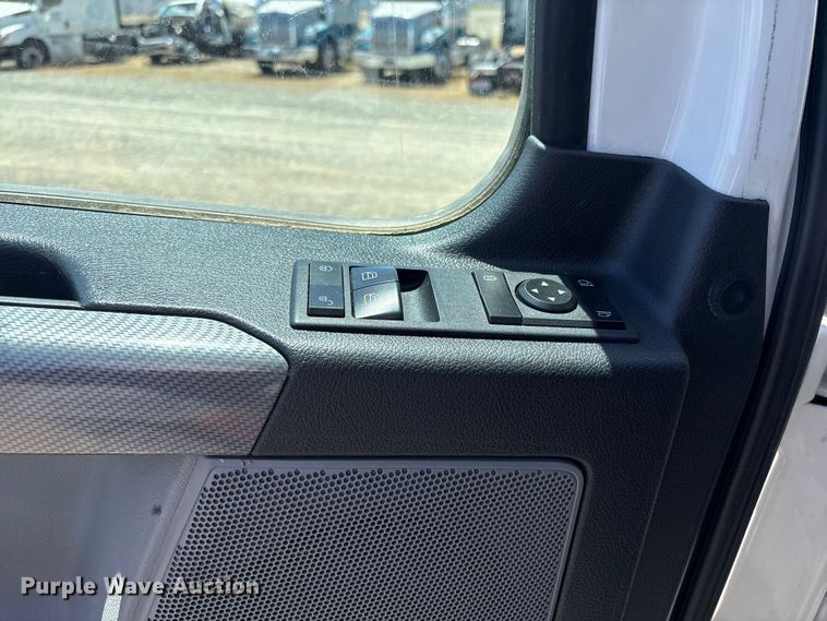 image for item YA1864 2020 Freightliner Cascadia semi truck