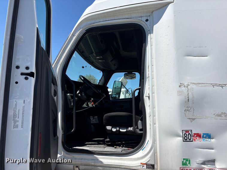 image for item YA1864 2020 Freightliner Cascadia semi truck